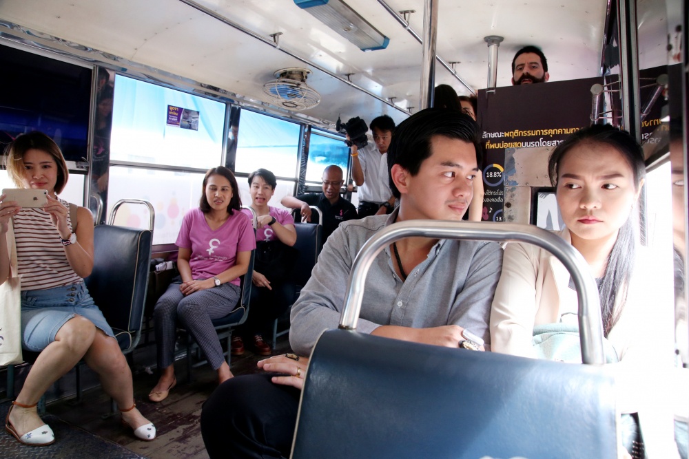 quay roi tren xe buyt TP.HCM anh 3