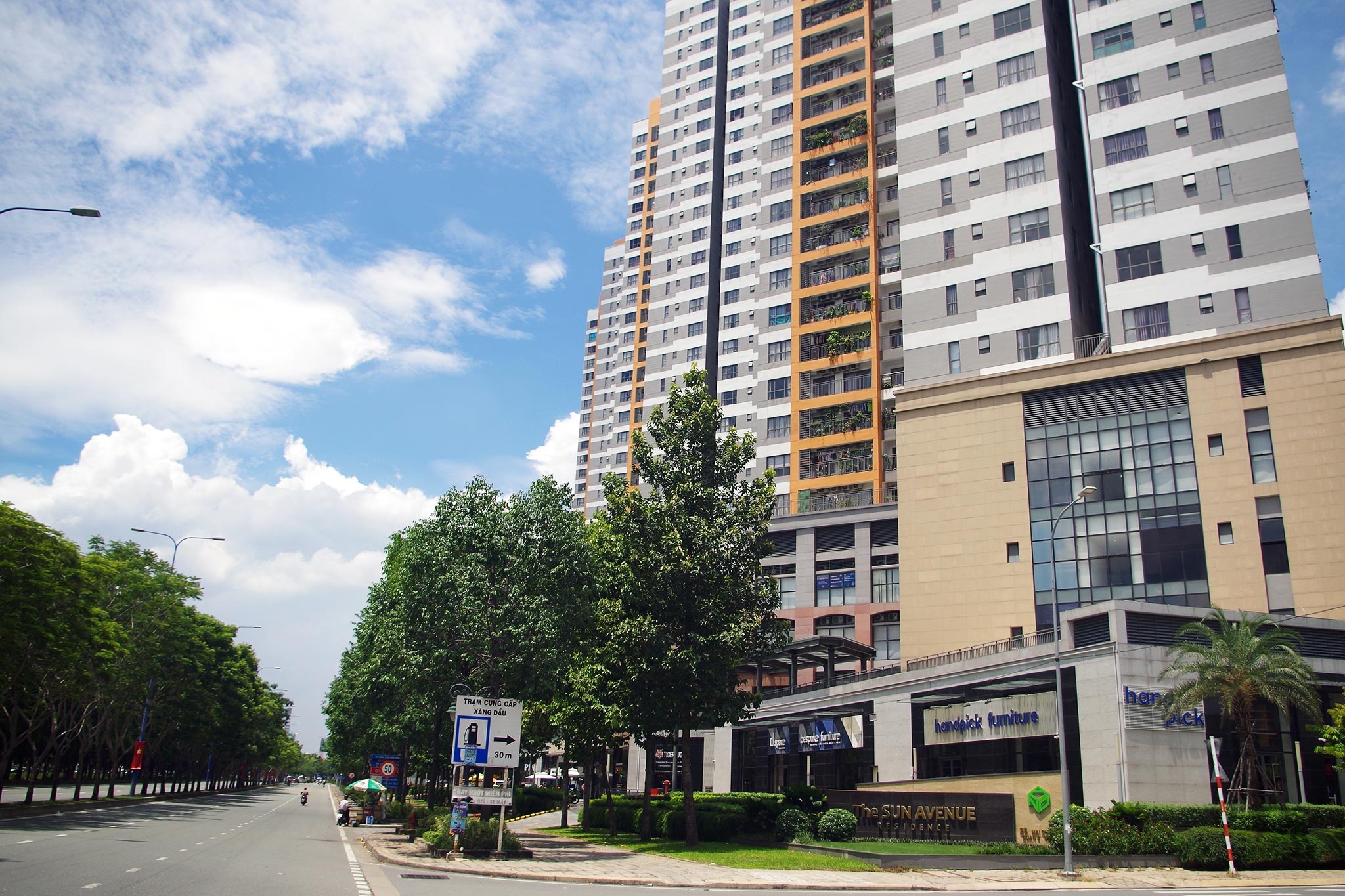 Nguoi dan TP.HCM mong co tram xe buyt truoc cua chung cu hinh anh