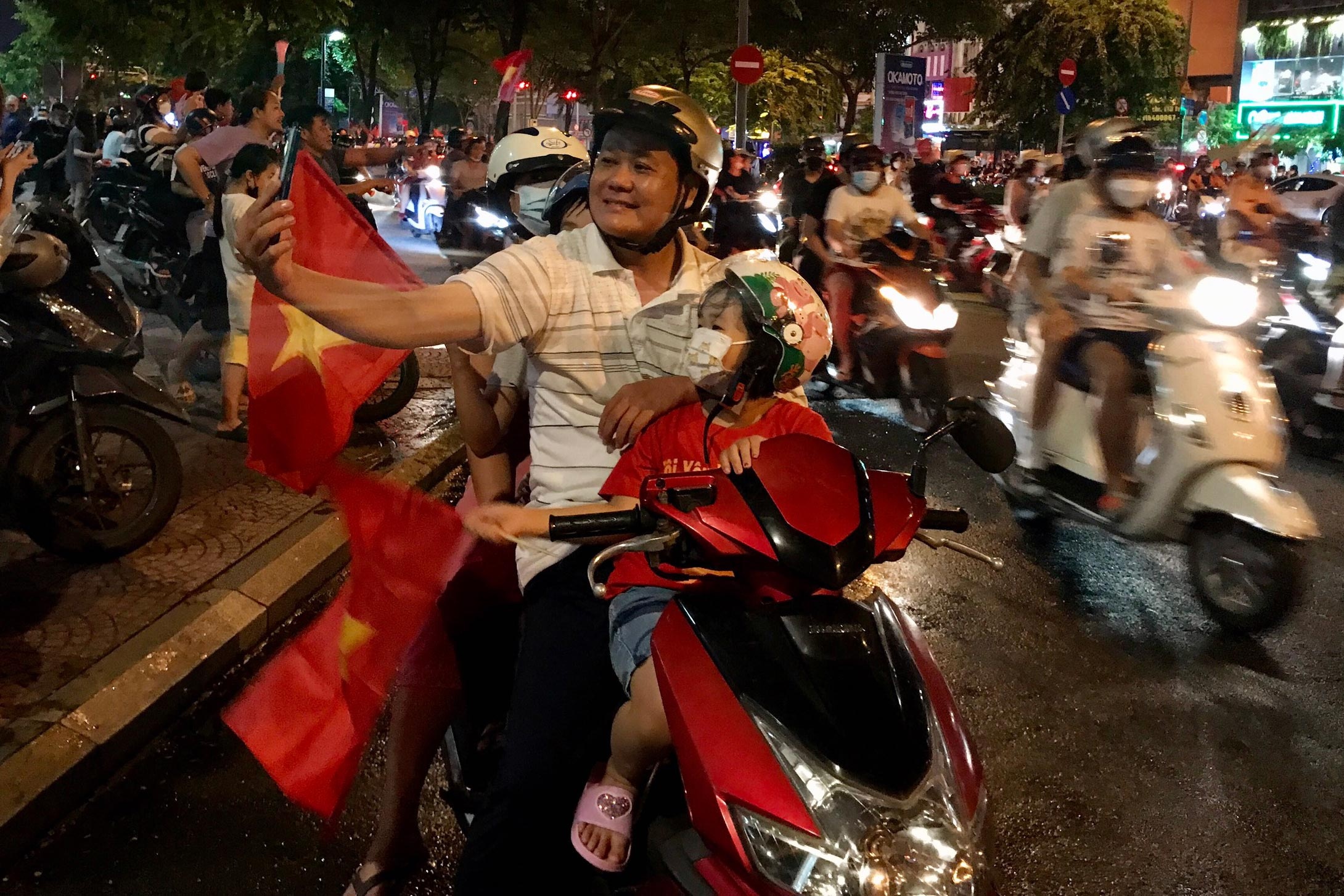 Phu huynh o TP.HCM dua con 'di bao' den nua dem hinh anh