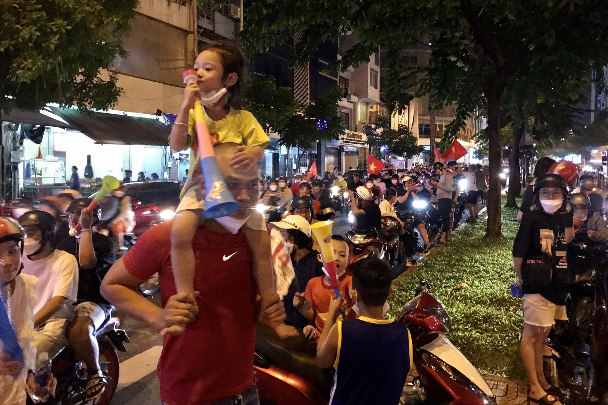 phu huynh TP.HCM dua con di bao anh 1