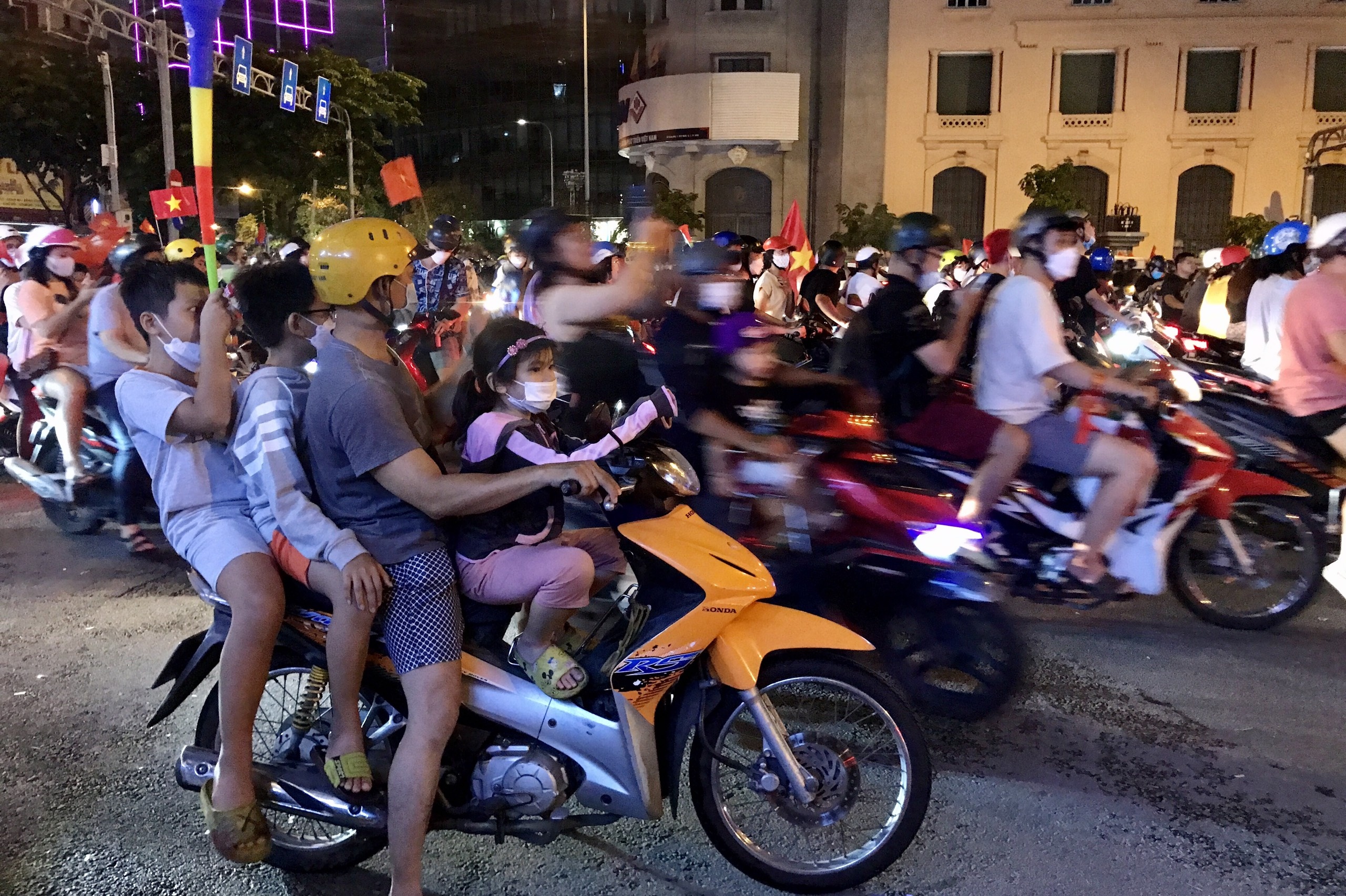 phu huynh TP.HCM dua con di bao anh 2