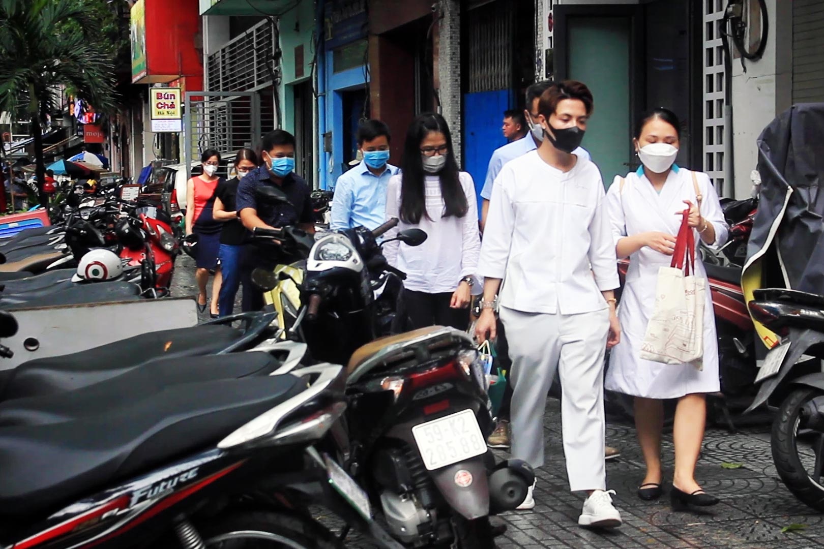 Via he o trung tam TP.HCM van bi chiem dung lam bai giu xe hinh anh