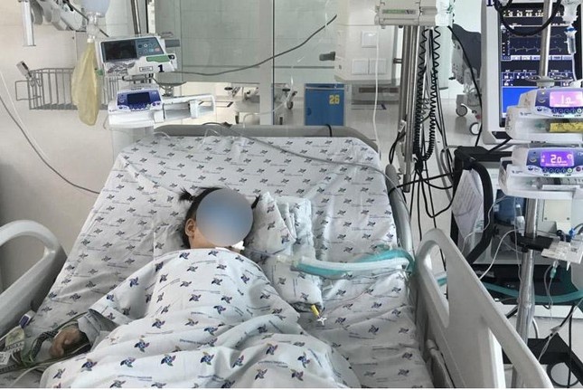 Be gai 2 tuoi o TP.HCM bi day ba lo siet co o nha tre hinh anh