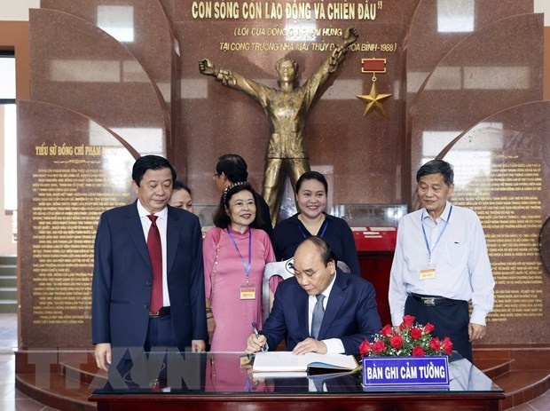 Ky niem 110 nam ngay sinh Chu tich Hoi dong Bo truong Pham Hung hinh anh