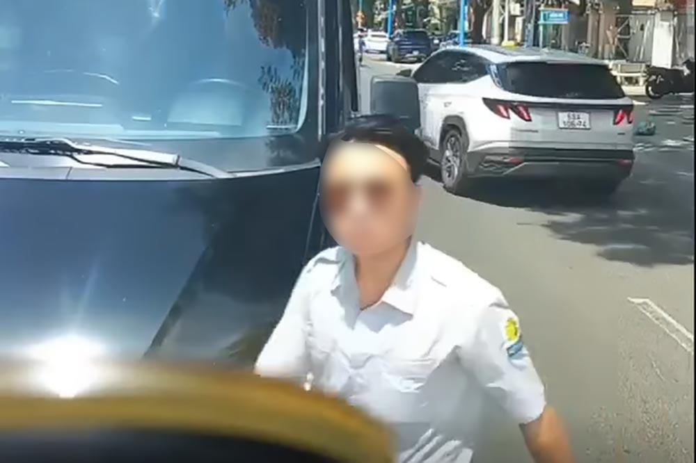 Tai xe lai xe khach nguoc chieu roi doa danh nguoi hinh anh