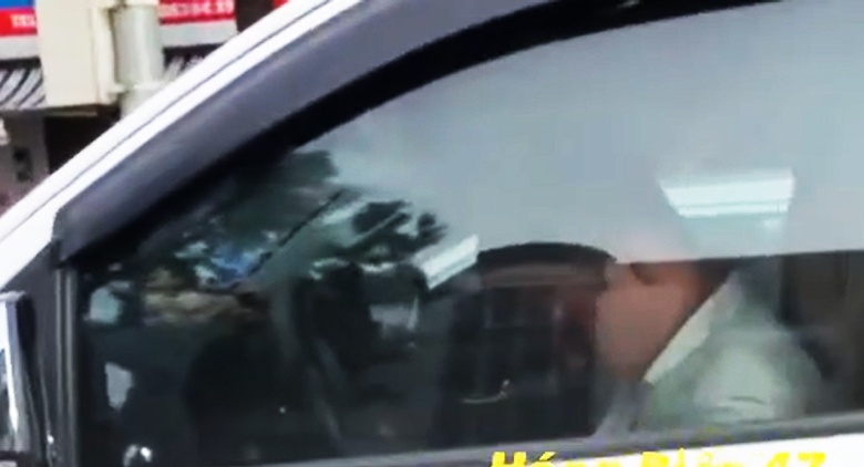 Nhan vien ngan hang nghi say ruou, ngu gat o diem dung den do hinh anh