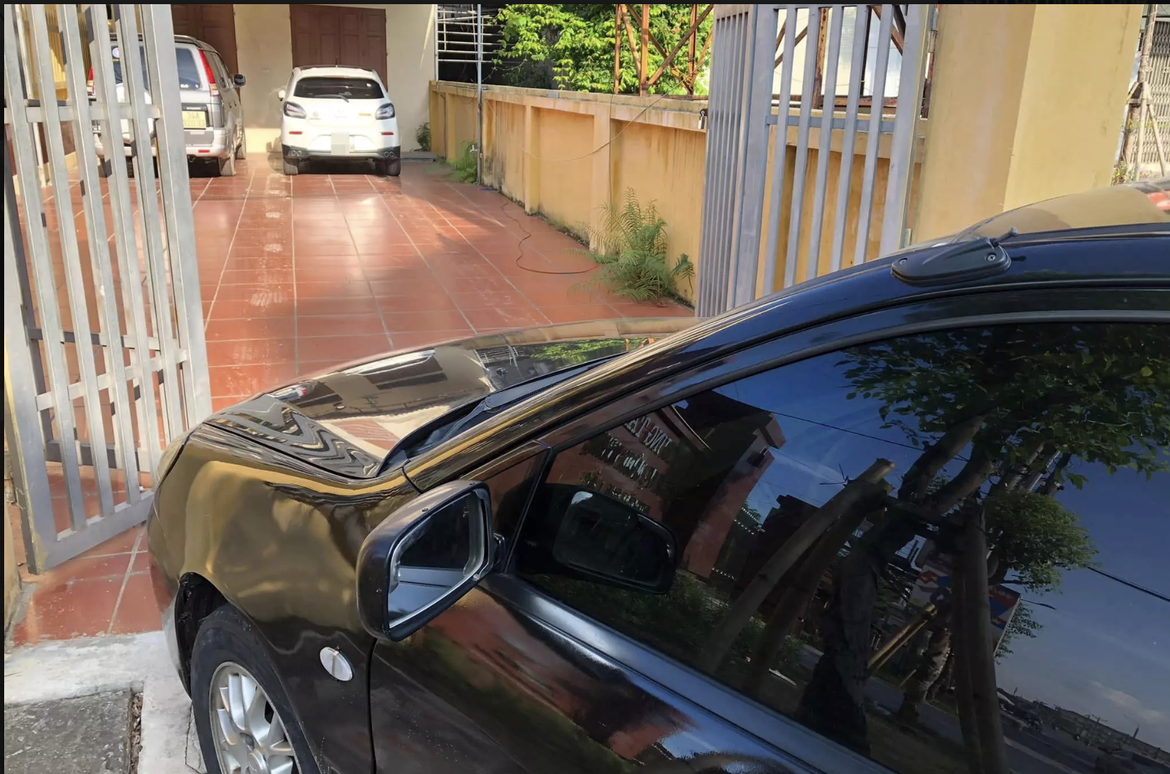 Oto do chan cua, chu nha ‘can rang’ goi taxi di lam hinh anh