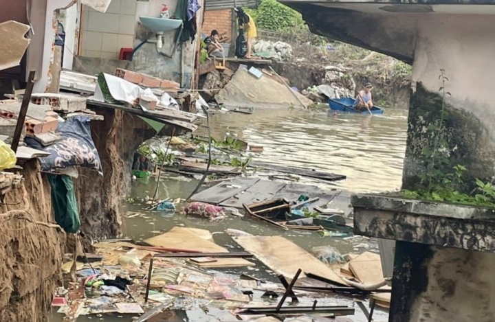 4 can nha bi sat lo xuong song anh 1