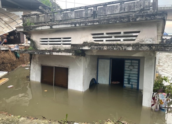 4 nha dan o Hau Giang bi sut xuong song luc rang sang hinh anh