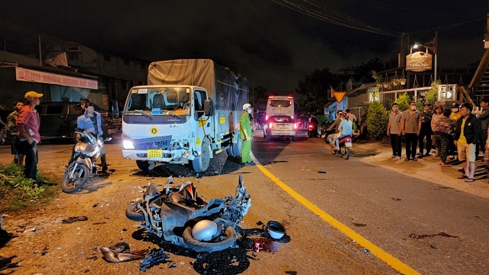 Xe may doi dau xe tai,  2 nu sinh thuong vong anh 1