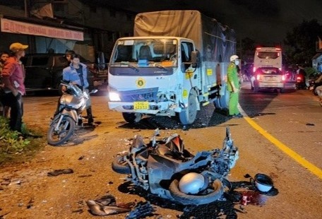 Xe may doi dau xe tai o Da Lat, 2 nu sinh thuong vong hinh anh