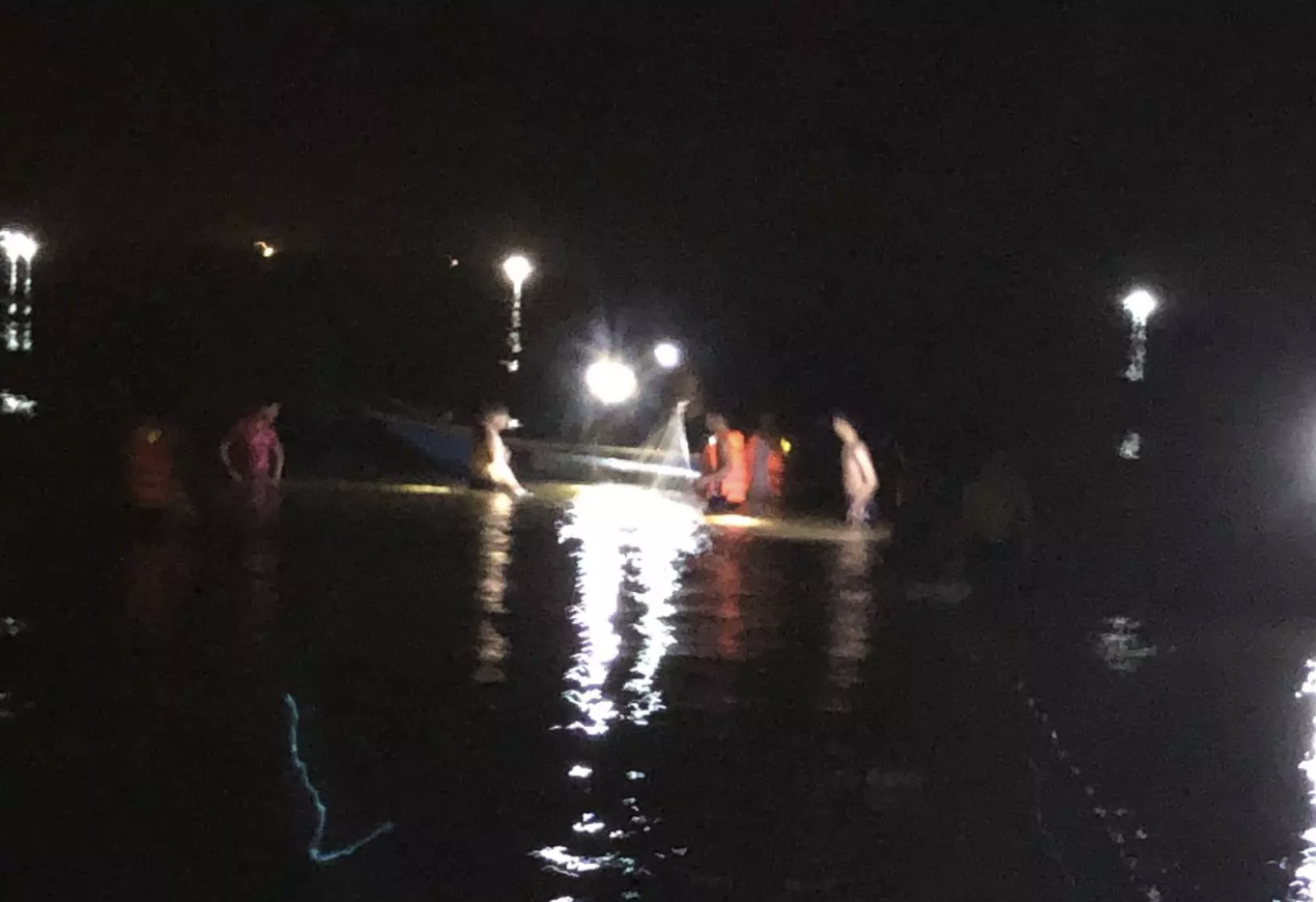 Ru nhau di tam bien, hai nam sinh bi nuoc cuon troi hinh anh