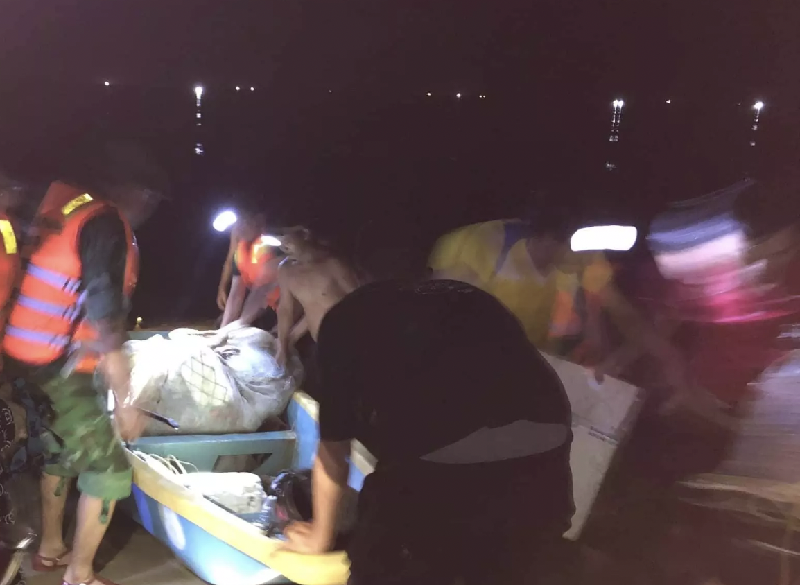 Ru nhau di tam bien,  hai nam sinh bi nuoc cuon troi anh 2