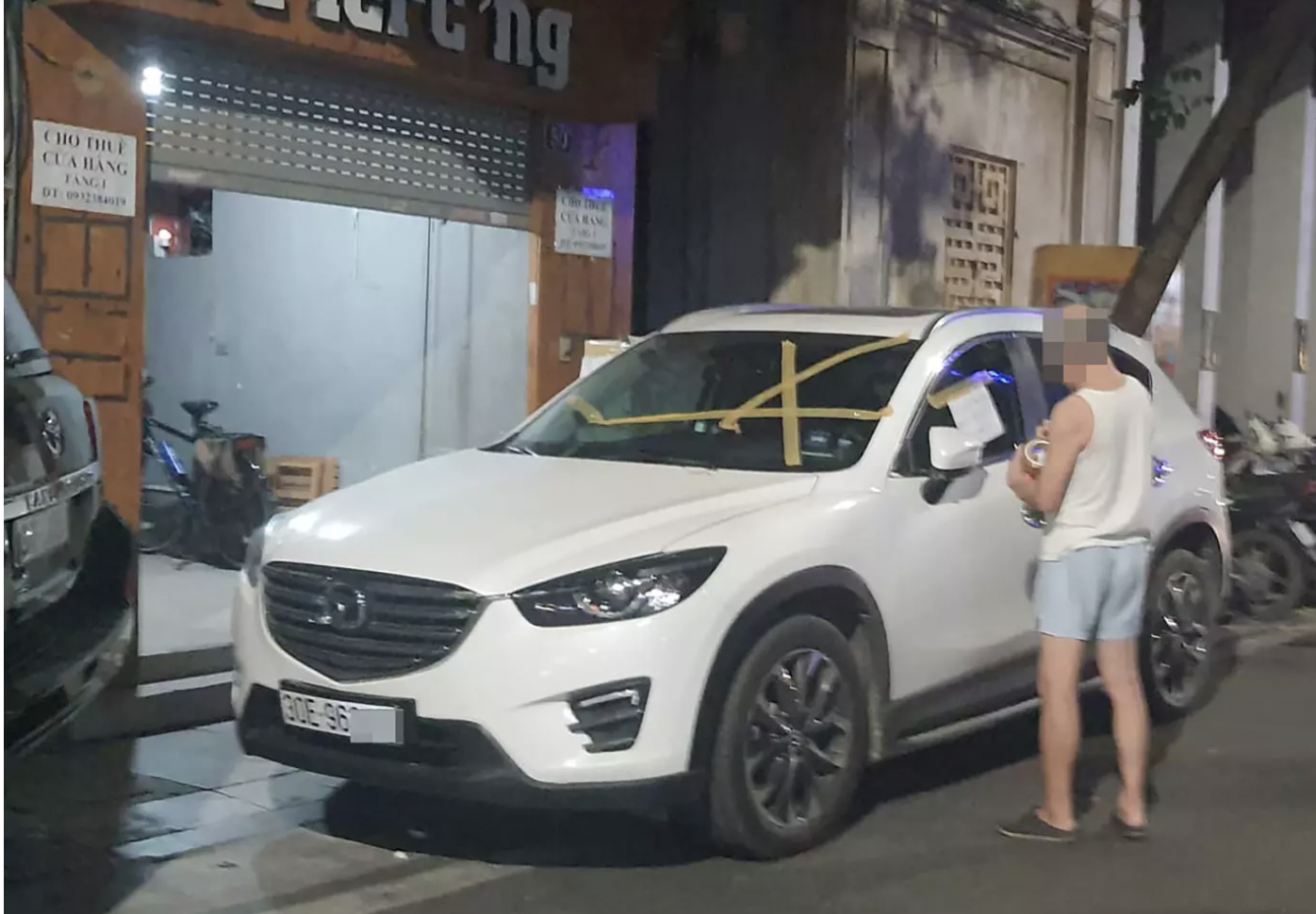 Oto do chan cua,  chu nha ‘can rang’ goi taxi di lam anh 5