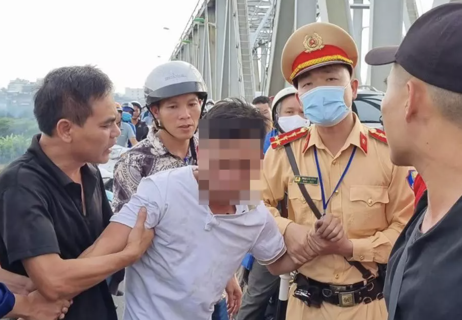 Thanh nien treo lan can cau Chuong Duong dinh nhay xuong song hinh anh