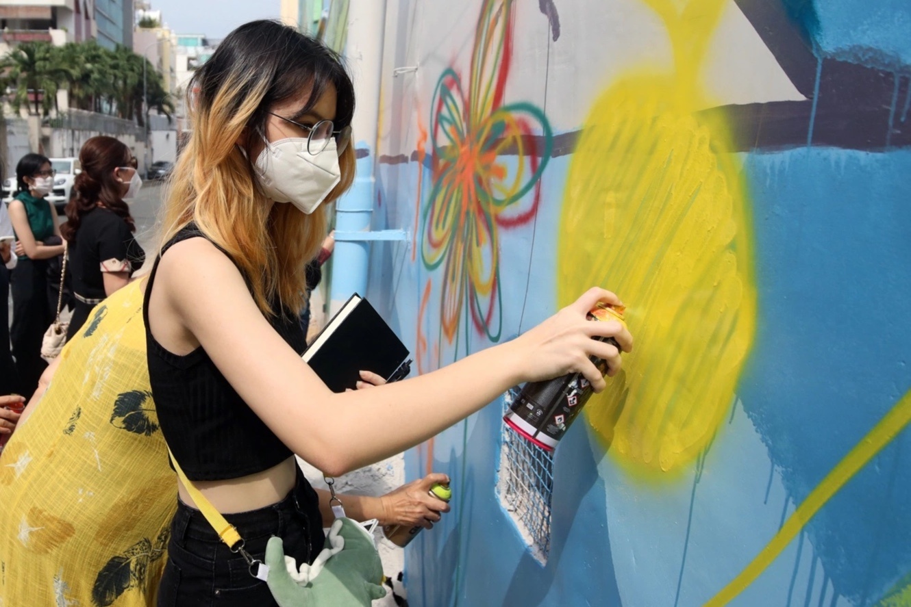 Ranh gioi mong manh giua nghe thuat graffiti va boi ban hinh anh