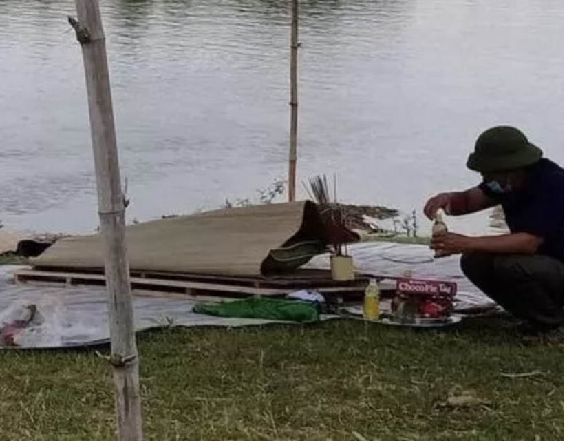 Tim thay thi the be 10 tuoi sau mot ngay mat tich hinh anh