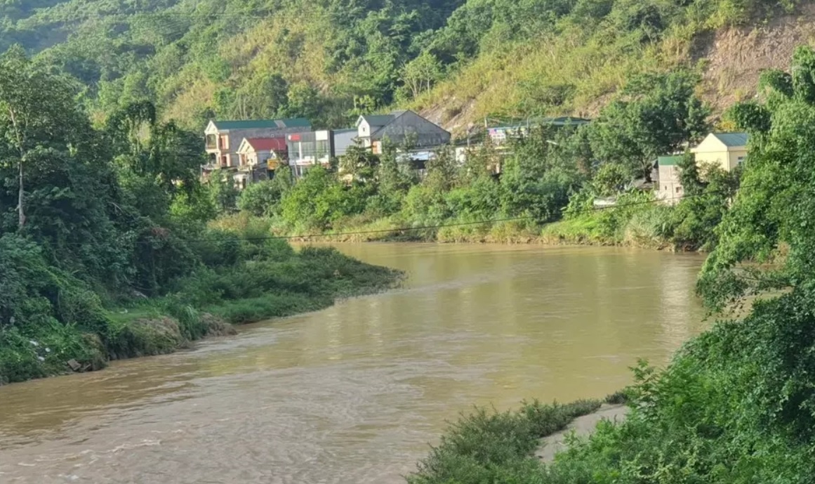 Boi ra song cuu ban, nam sinh lop 12 bi nuoc cuon troi hinh anh