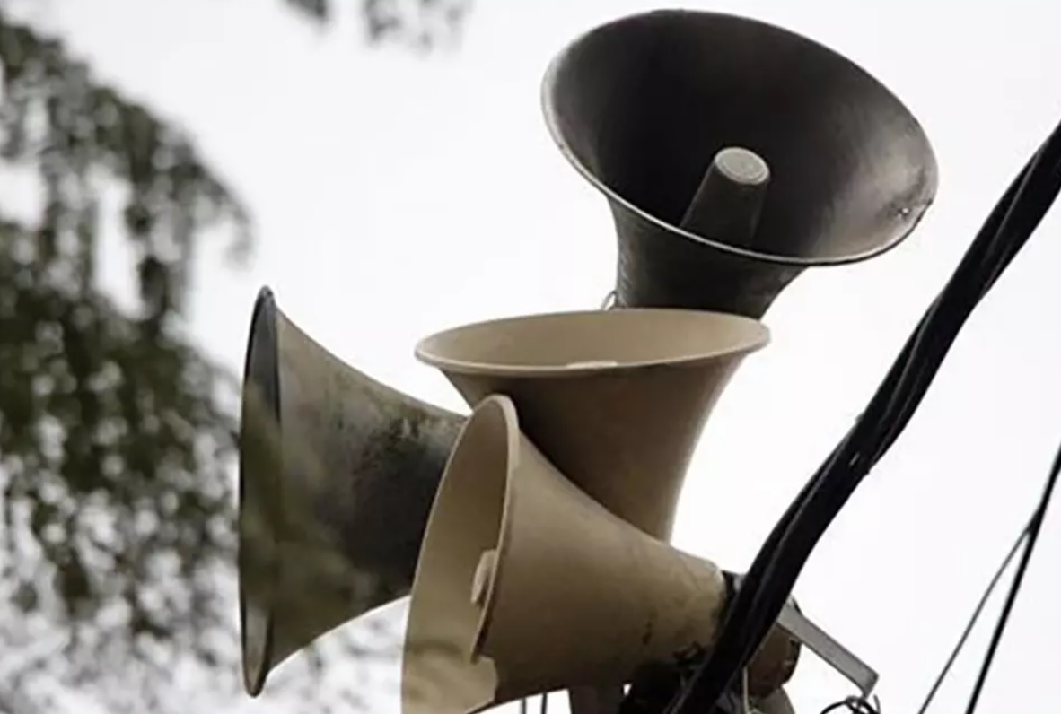 Nu truong thon bi dien giat tu vong khi dang doc loa thong bao hinh anh