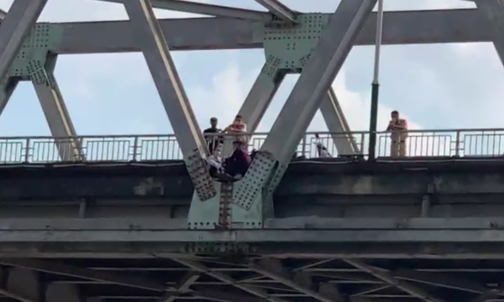 Nguoi phu nu mang thai dinh nhay cau tu tu hinh anh