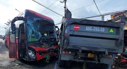 Tai xe xe ben ket trong cabin, 40 nguoi tren oto khach thoat chet hinh anh