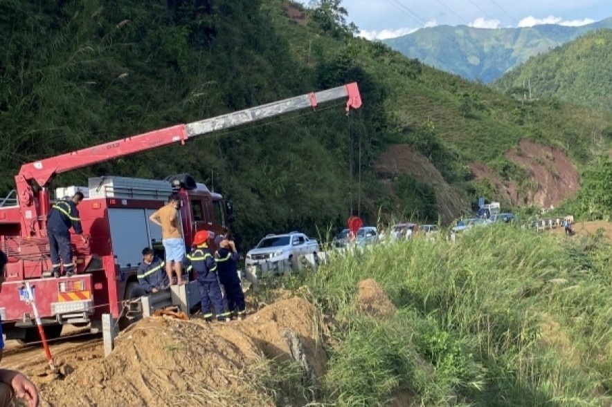 2 vo chong lao xe xuong vuc tu vong hinh anh