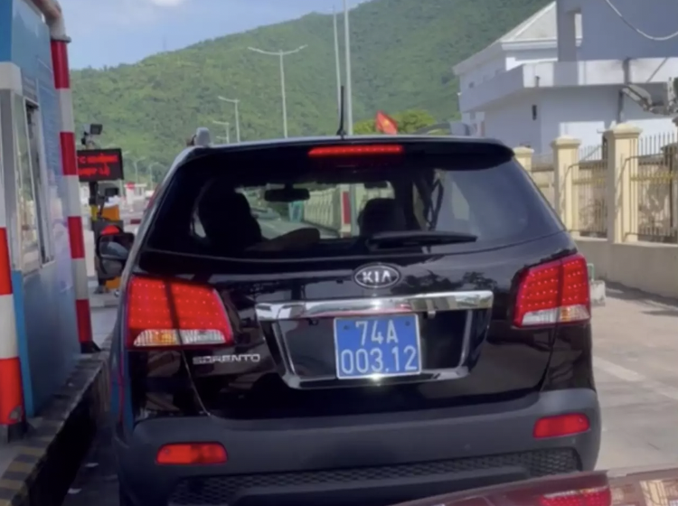 Xe bien xanh khong chiu nop tien qua tram BOT hinh anh