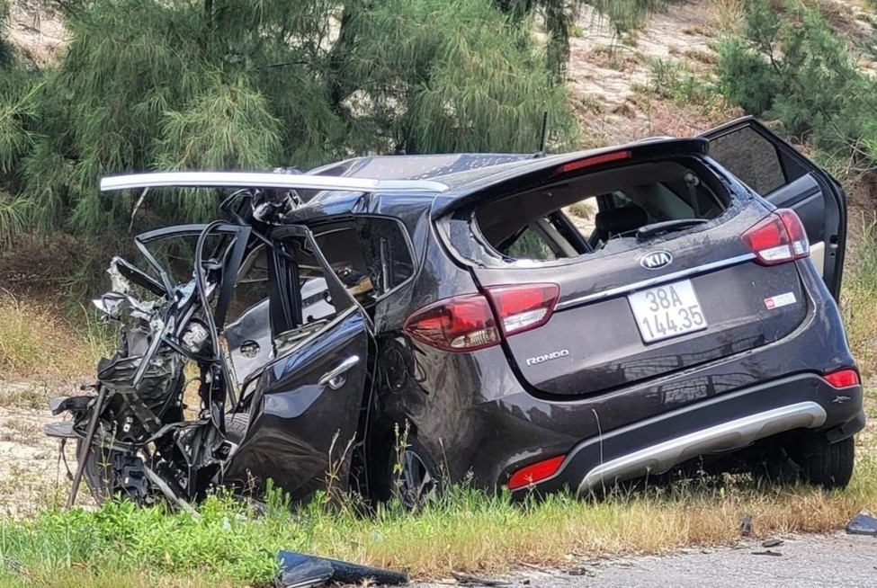 Tai nan tham khoc tai Quang Binh, tai xe xe con dinh chat trong cabin hinh anh