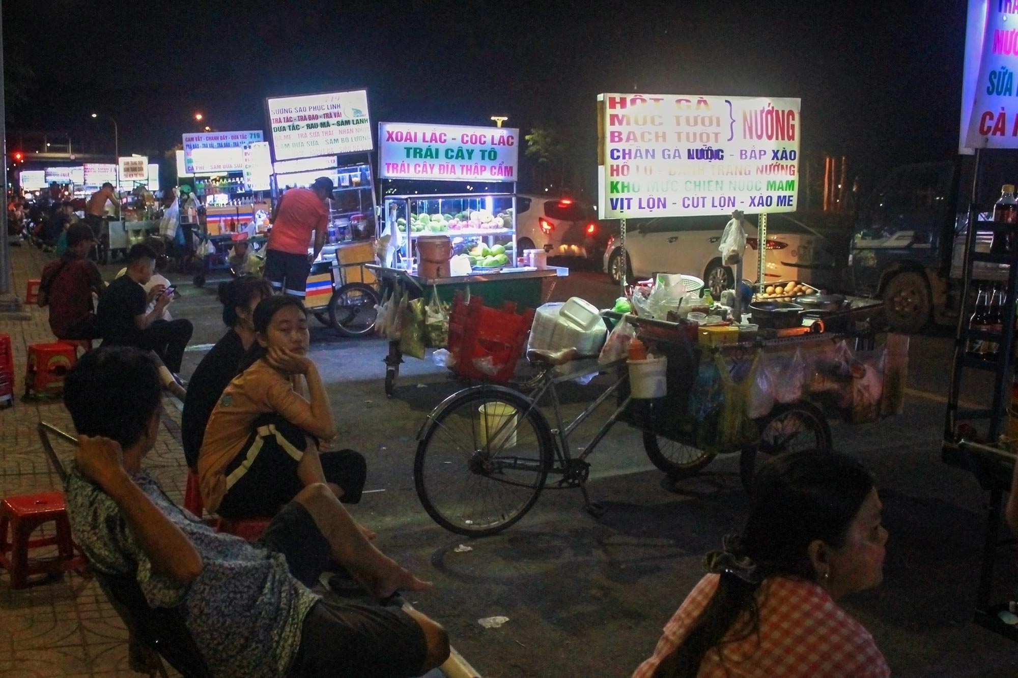 Nguoi ban hang rong gan Tan Son Nhat mong co cho kinh doanh on dinh hinh anh