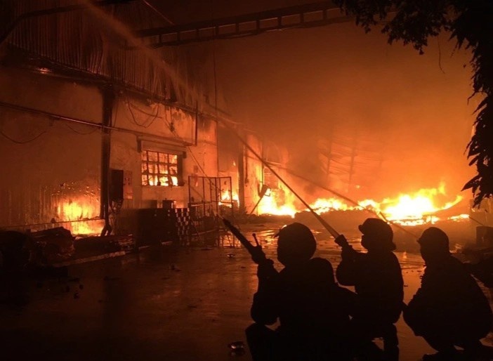 Kho hang boc chay du doi, nguoi dan hoang loan thao chay trong dem hinh anh