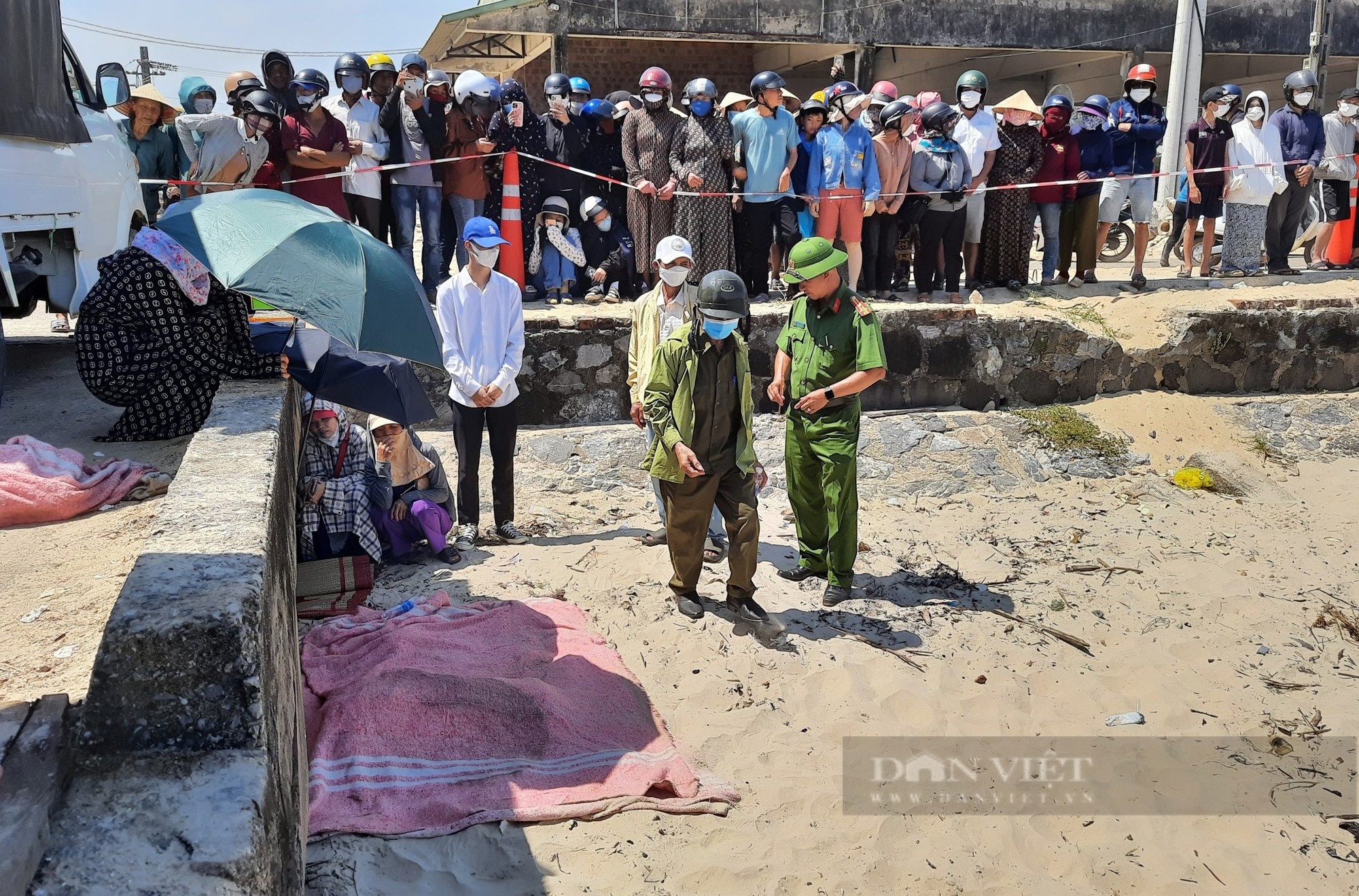 Phat hien thi the nghi la nguoi me om con nhay cau Cua Viet anh 1