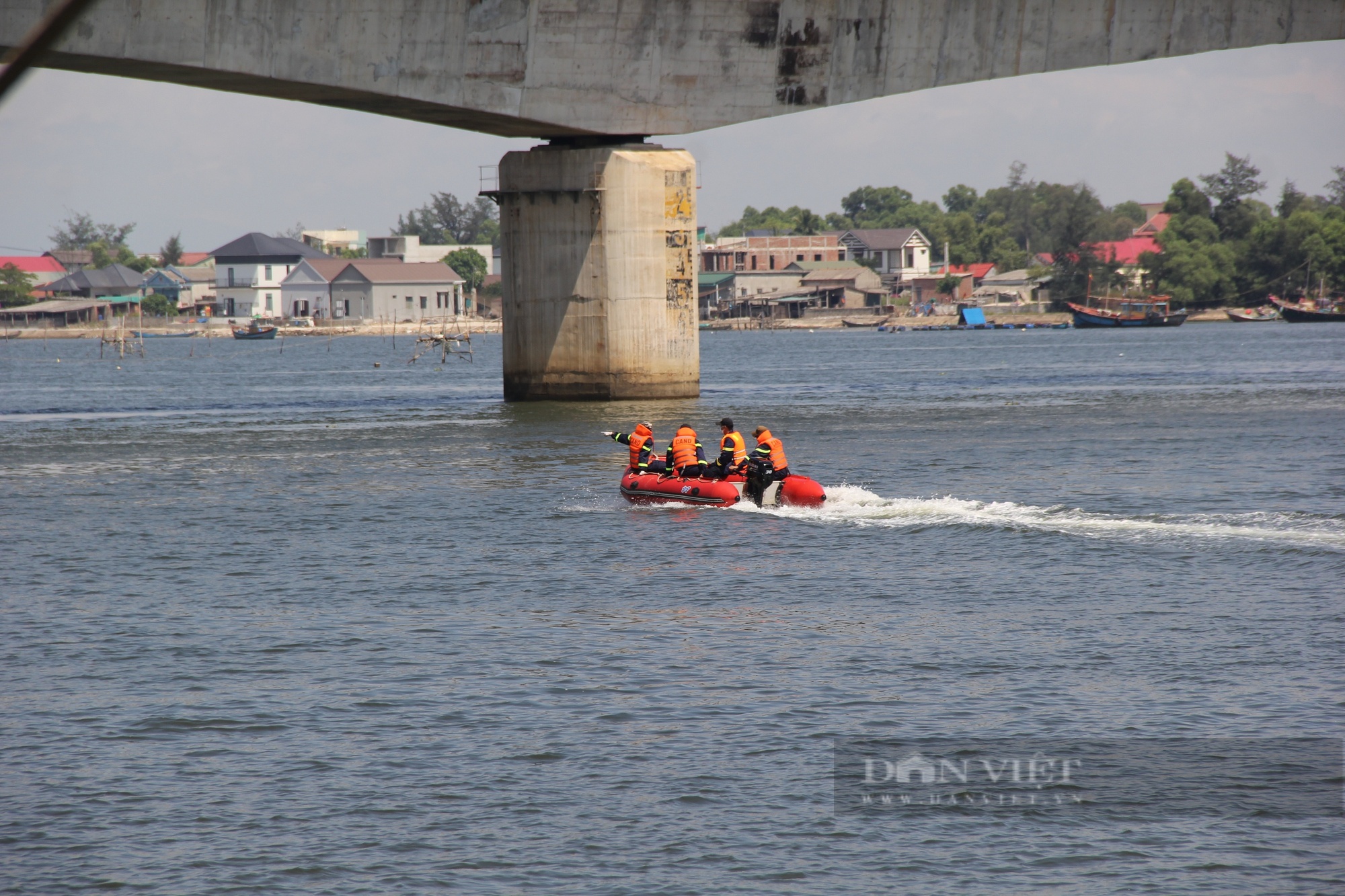 Phat hien thi the nghi la nguoi me om con nhay cau Cua Viet anh 2
