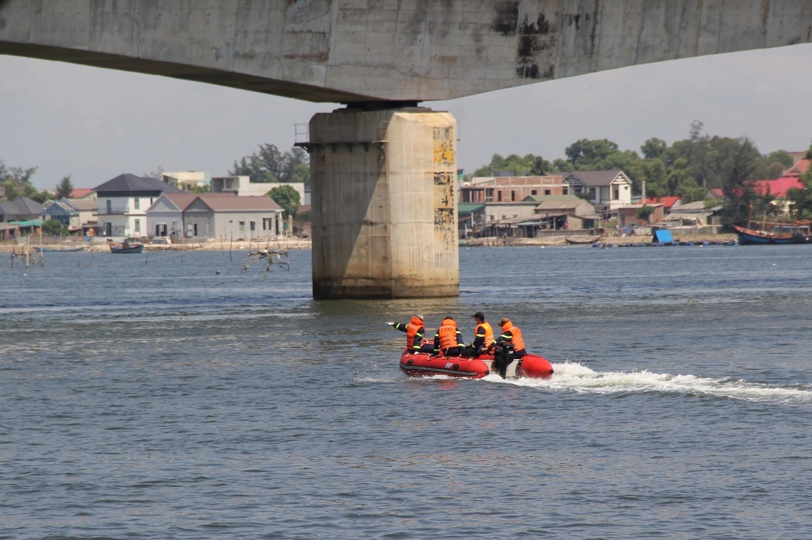 Phat hien thi the nghi la nguoi me om con nhay cau Cua Viet hinh anh