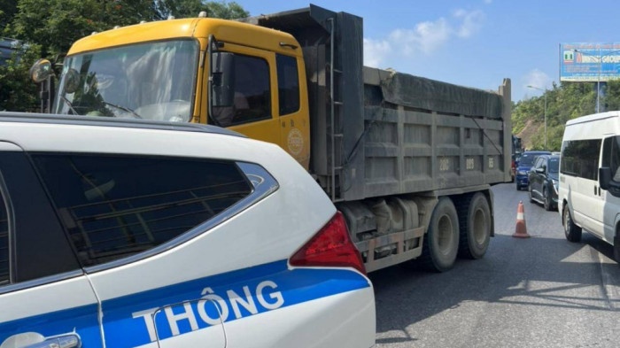 Tai xe lai xe qua tai danh vong, chong doi CSGT tren cao toc hinh anh