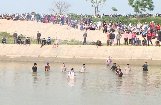 Ru nhau di tam song, 2 hoc sinh duoi nuoc tu vong va mat tich hinh anh