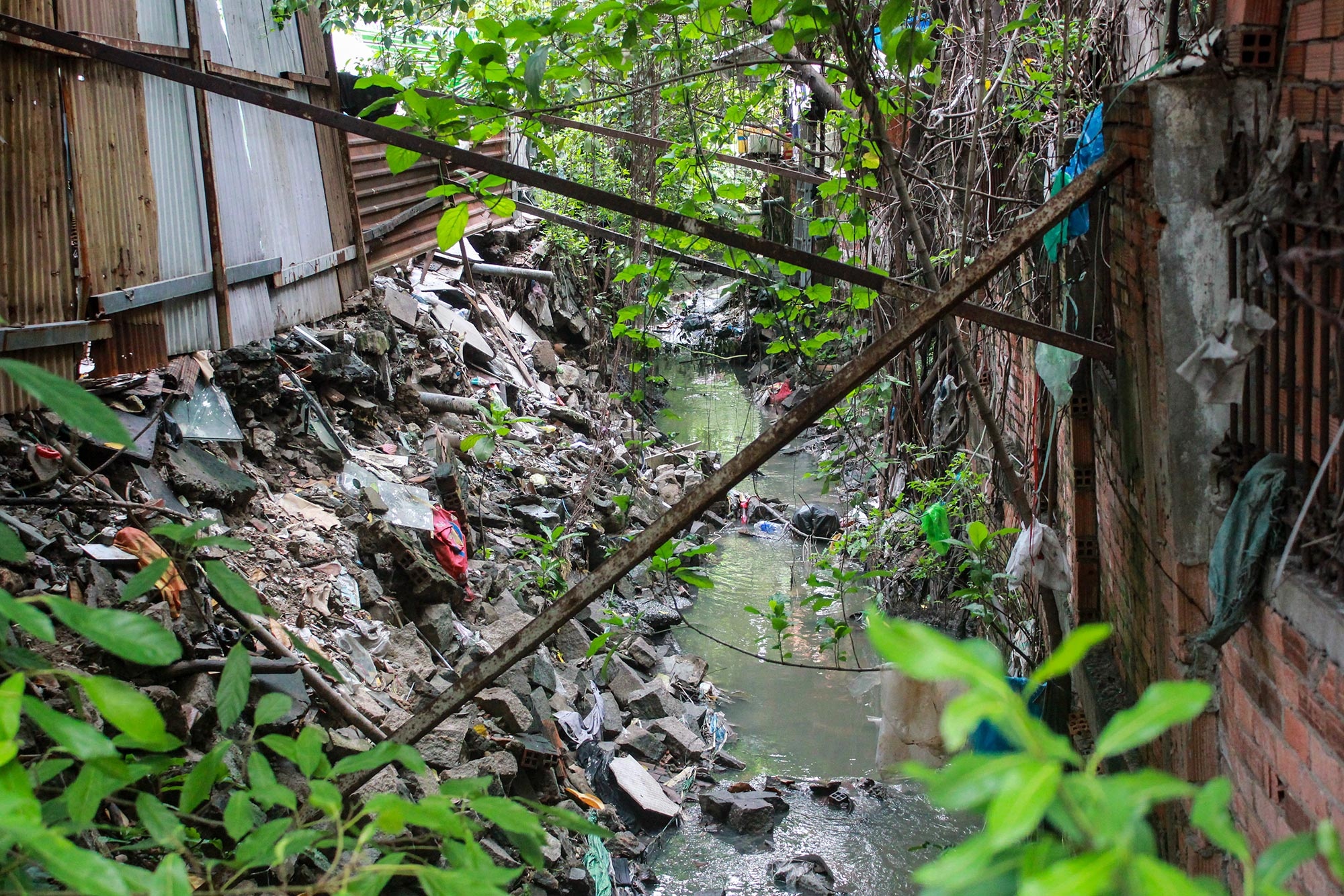 Mua la ngap khu vuc Tan Son Nhat vi kenh A41 mai chua cai tao xong hinh anh