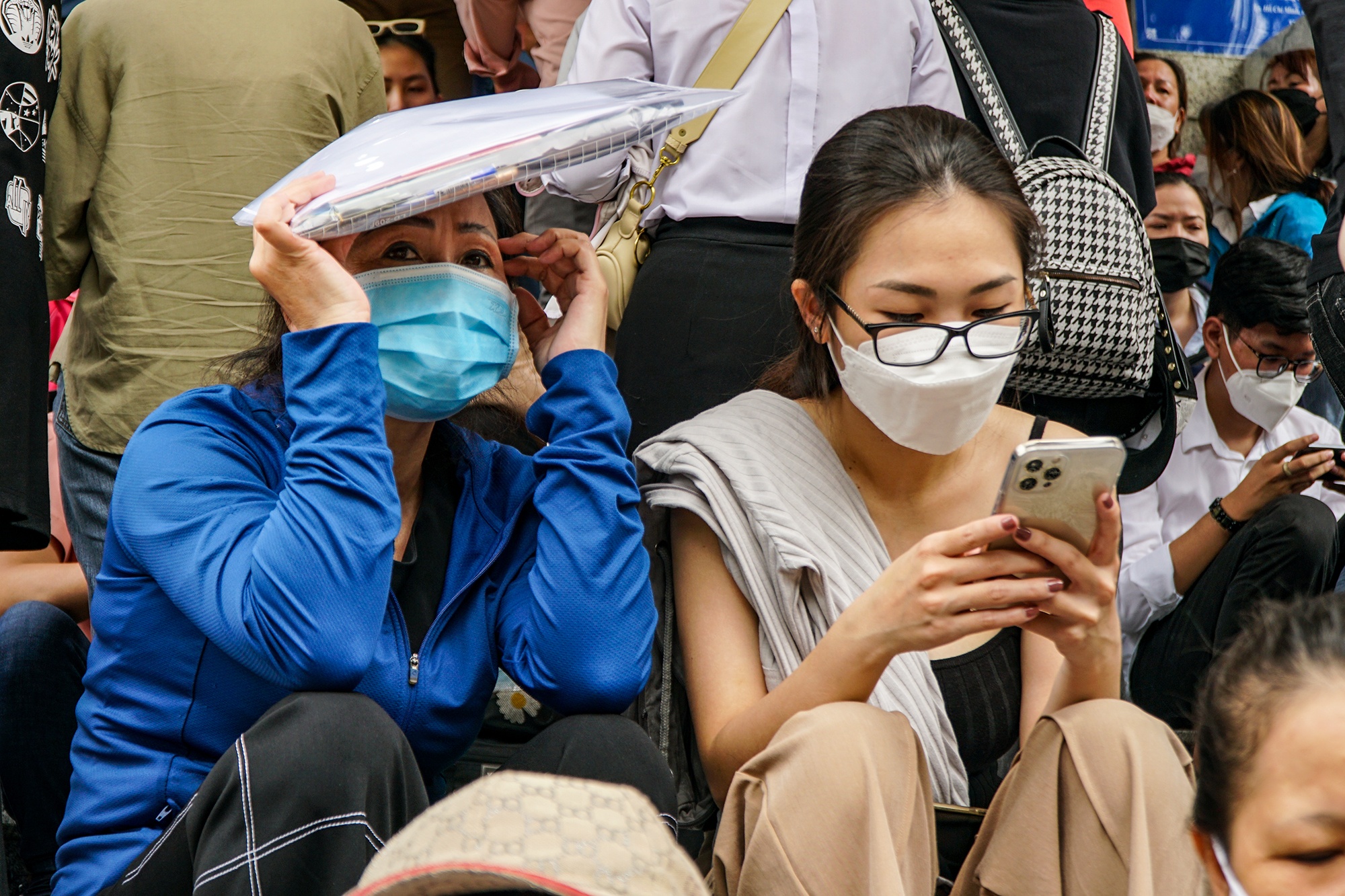 Nguoi dan mang do an sang, cho tu 4h de lam ho chieu moi o TP.HCM hinh anh