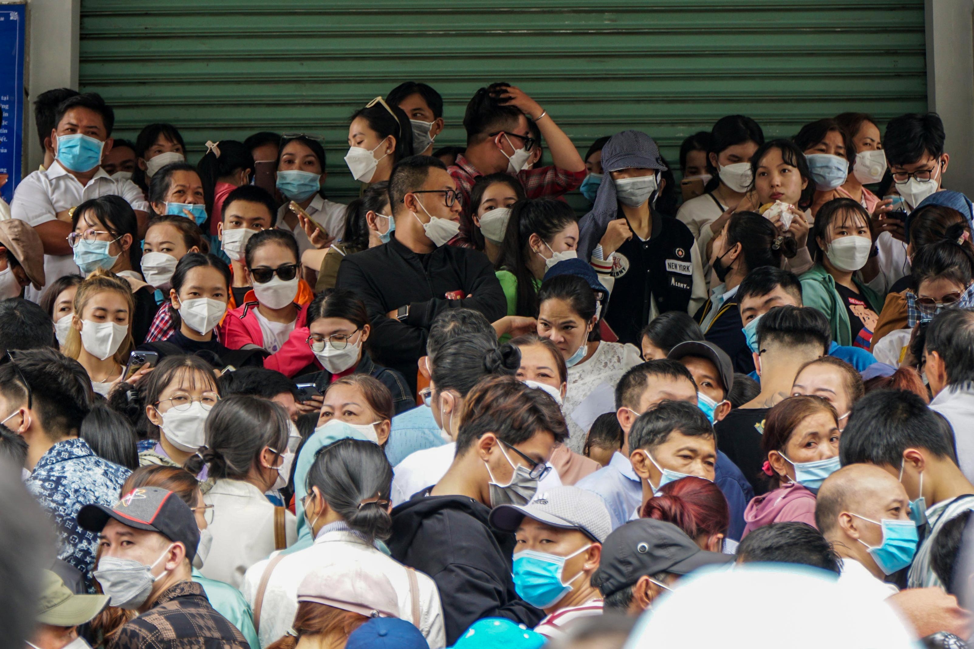 Hang tram nguoi chen chan lam ho chieu moi o TP.HCM hinh anh