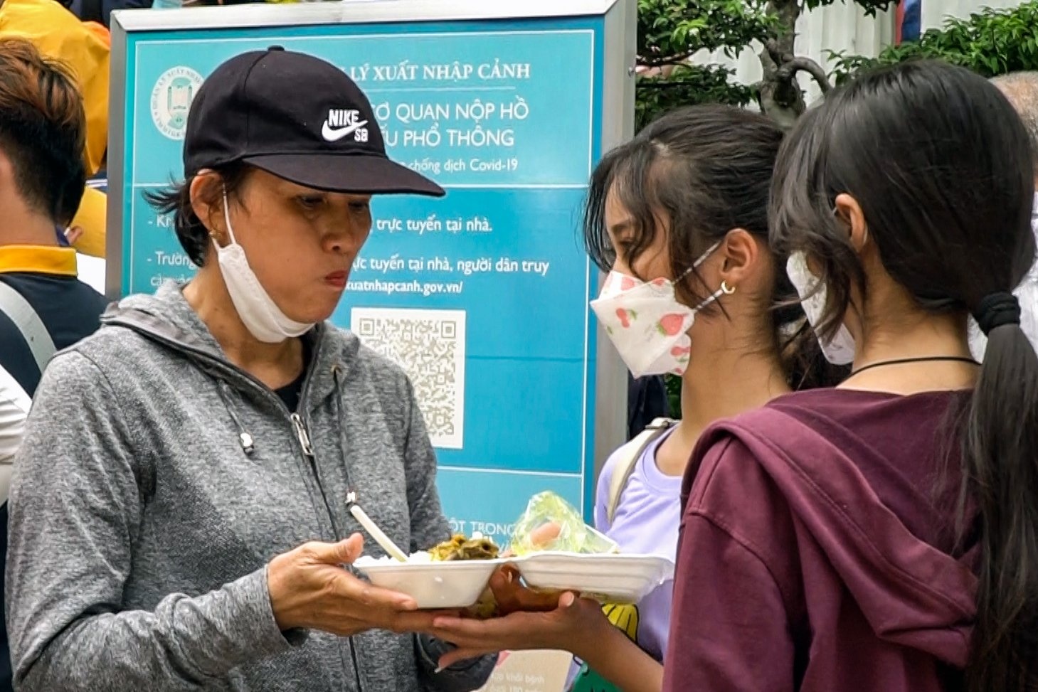 Nguoi TP.HCM 'doi nang' vua an com, vua xep hang cho lam ho chieu hinh anh