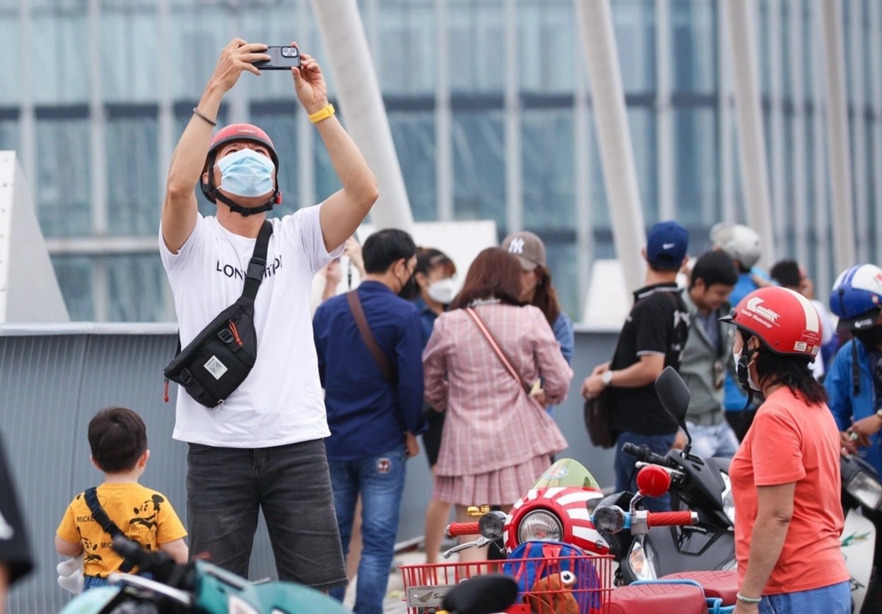 CSGT vua xu phat, nguoi dan lai tu tap check-in tren cau Thu Thiem 2 hinh anh
