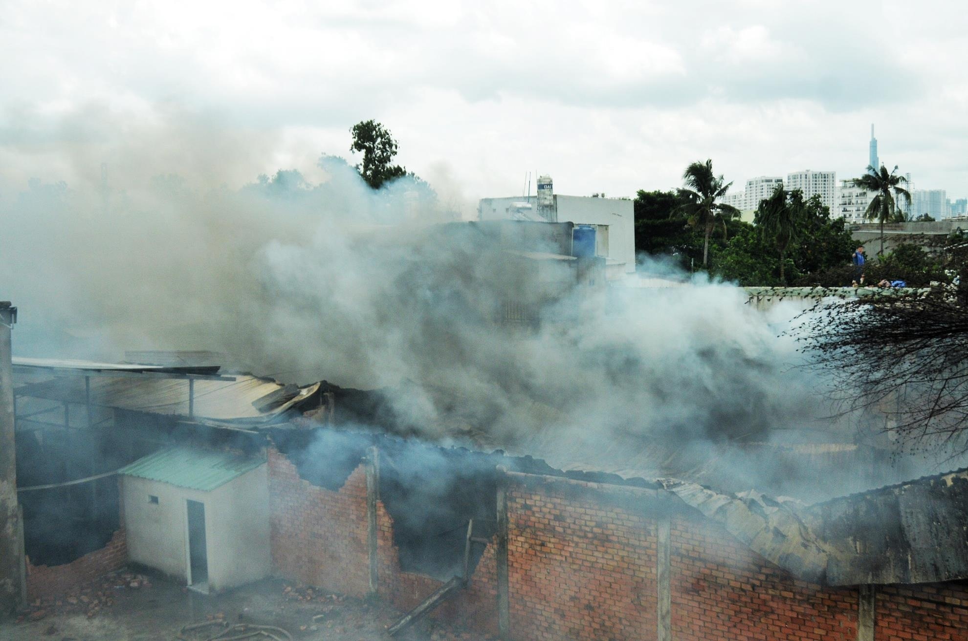 Chay lon tai khu nha kho nong nghiep o Lam Dong hinh anh