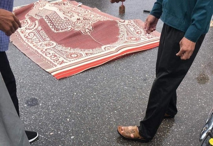 Dang di lam, nguoi dan ong 53 tuoi bi set danh chet hinh anh