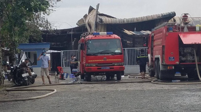 Chay lon kho hoa chat o TP.HCM, chu nha tro nguy kich hinh anh