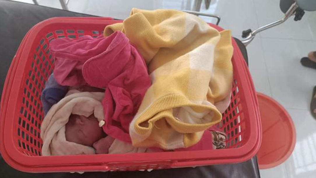 Be trai so sinh bi bo lai ven tinh lo hinh anh