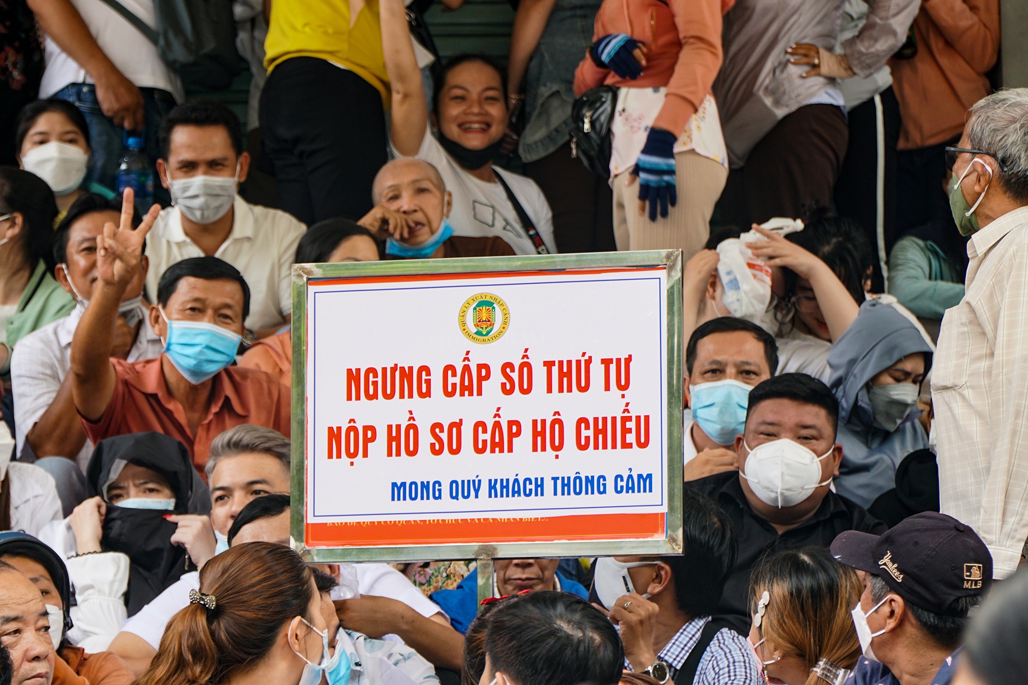 Gan 20 ngay cap ho chieu moi, van con canh nguoi TP.HCM xep hang hinh anh