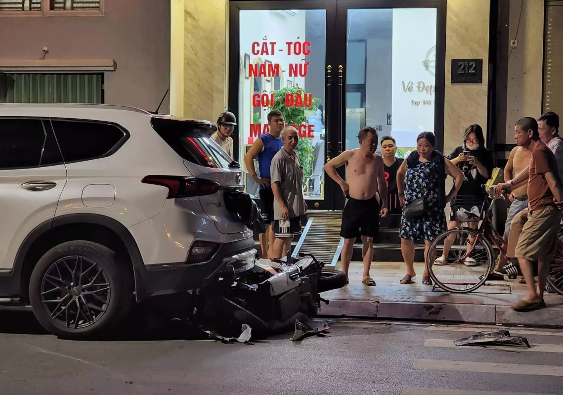 Dam vang loat xe may, lai xe gay tai nan quy goi xin tha thu hinh anh