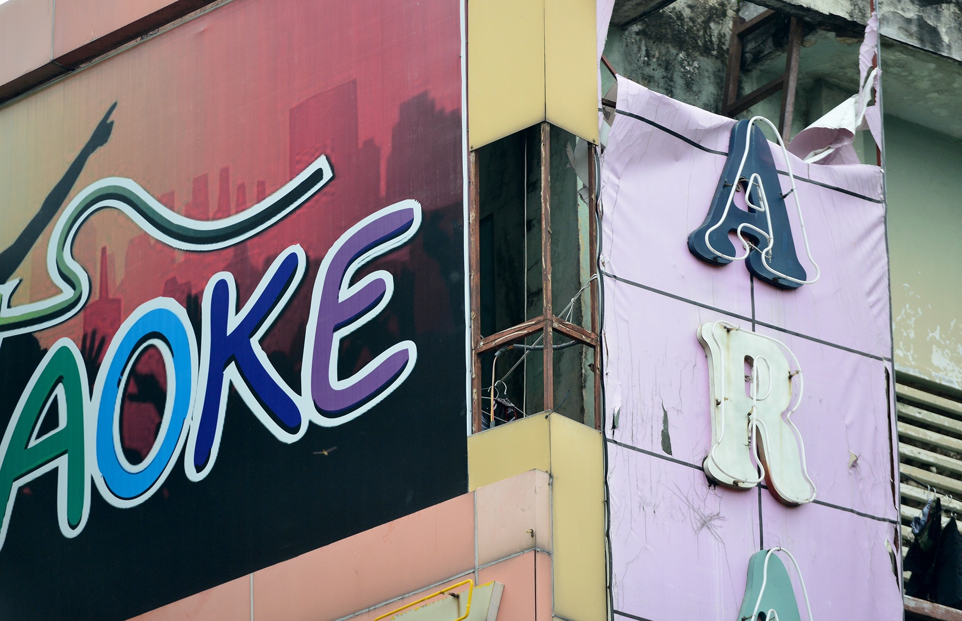 TP.HCM thao do loat bang quang cao gay nguy hiem tren duong pho hinh anh