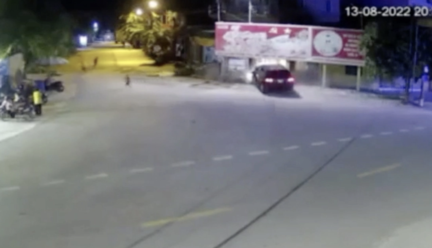 Xe ban tai dam thang nha dan anh 1