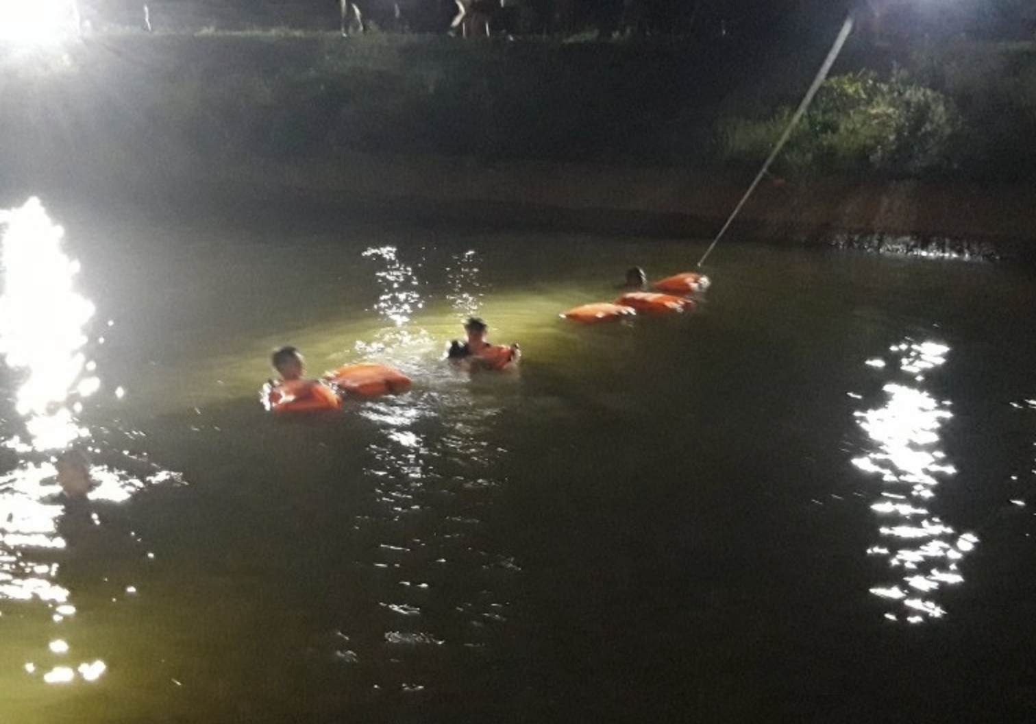 Hang chuc canh sat xuyen dem tim kiem hai anh em roi xuong kenh hinh anh