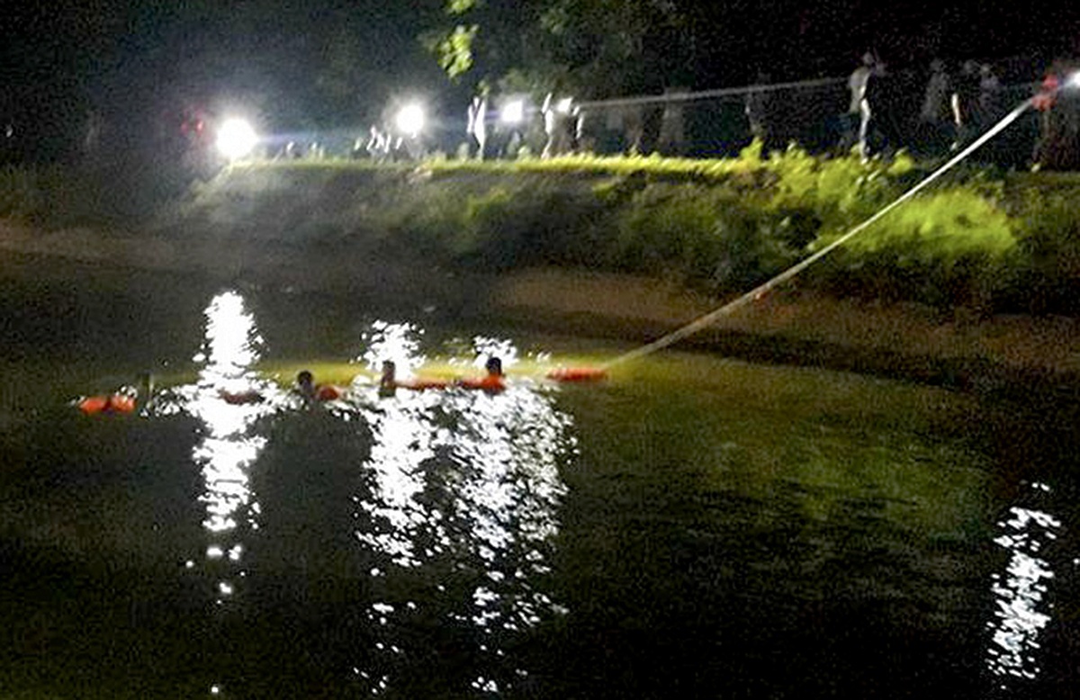 Hai anh em truot chan xuong kenh anh 1